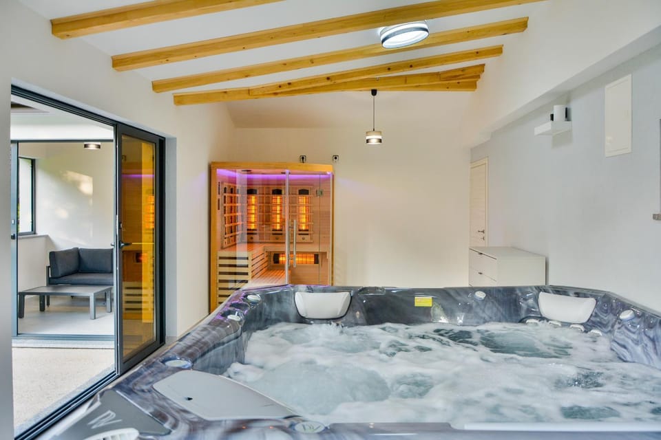 Hot Tub, Sauna