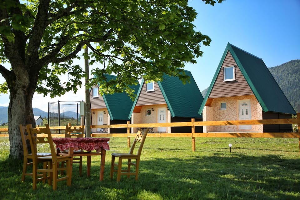 Property building, Spring, Day, Natural landscape, Garden, Dining area, Garden view