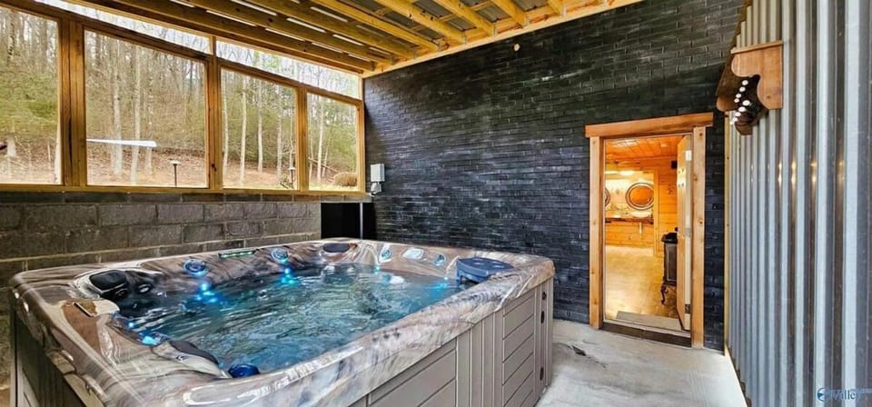 Southern Comfort Retreat with a private hot tub House in Scottsboro