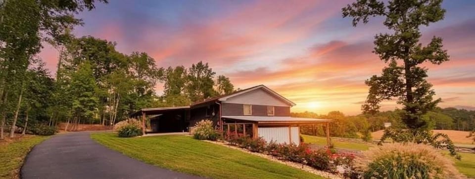 Southern Comfort Retreat with a private hot tub House in Scottsboro