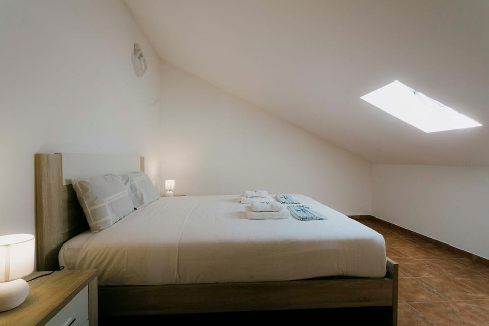 Bed, Photo of the whole room, Bedroom, towels
