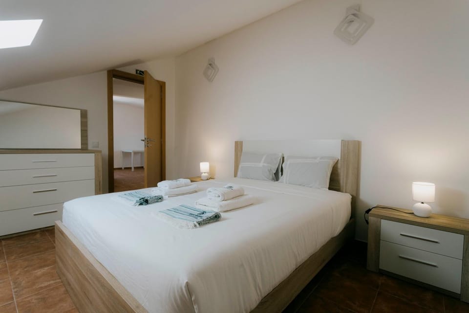 Bed, Bedroom, towels