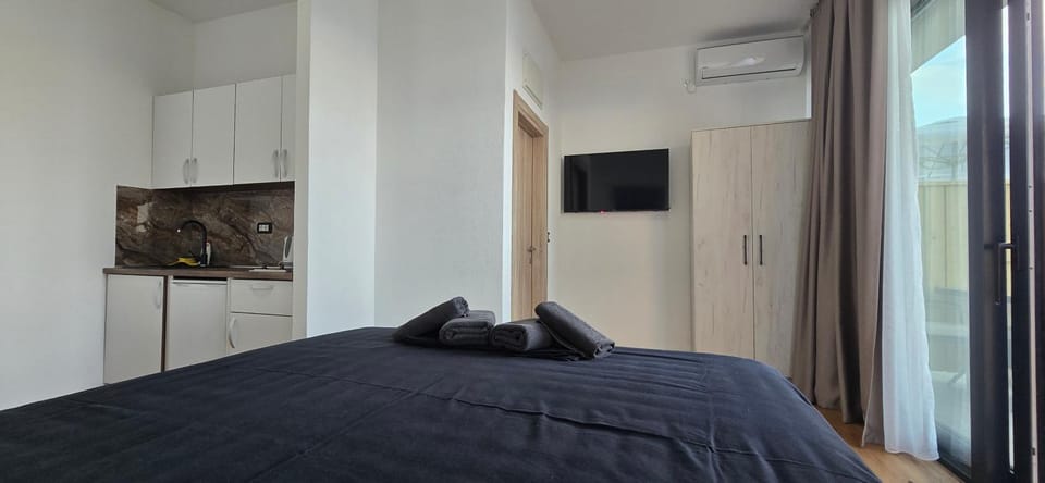 Bed, towels, air conditioner