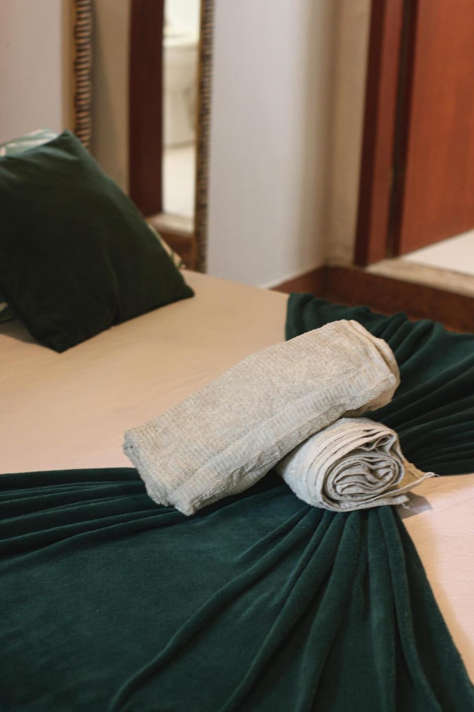 Bed, towels