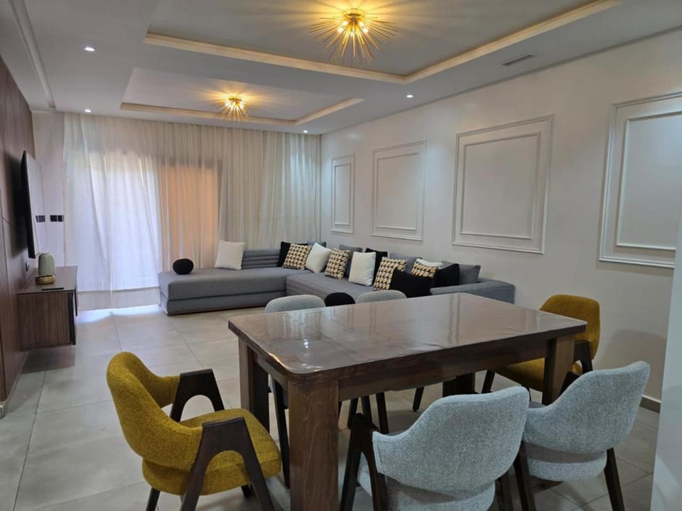 Living room, Seating area, Dining area