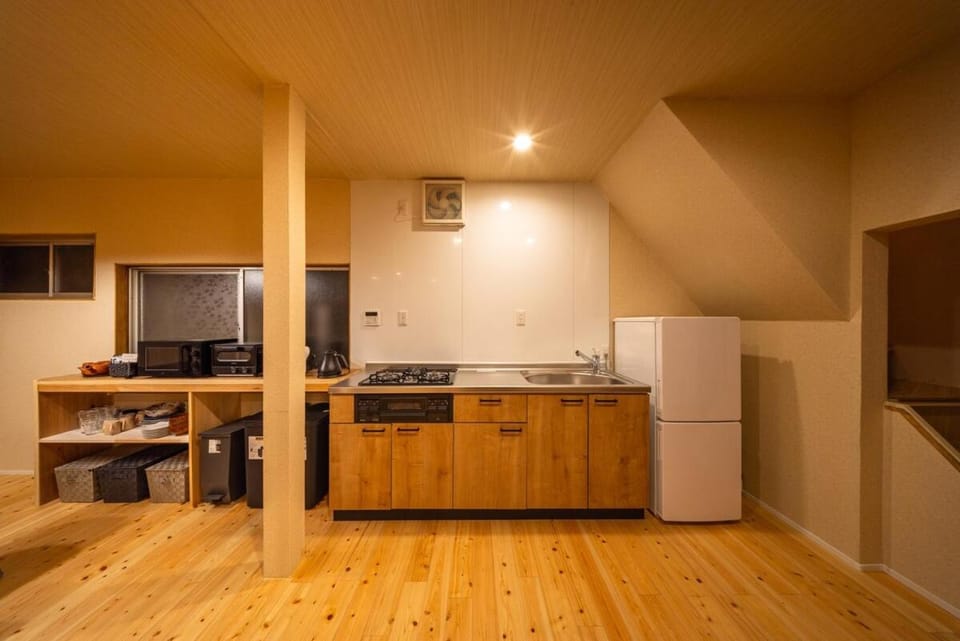 Kitchen or kitchenette, dishwasher, stove