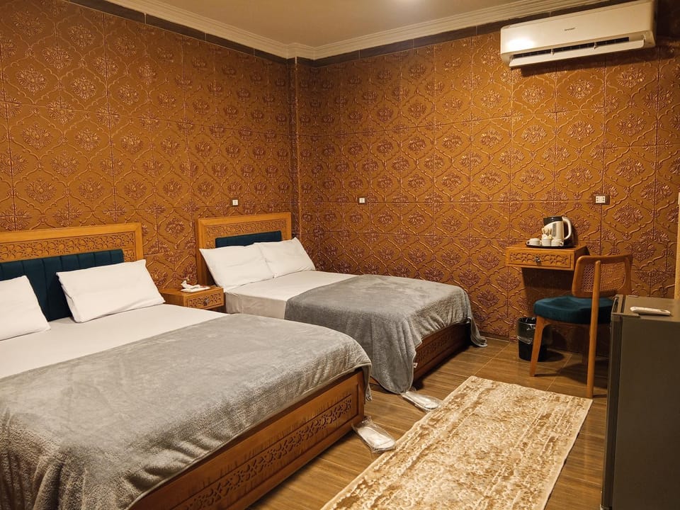 Bed, TV and multimedia, Photo of the whole room, Bedroom, hair dresser, air conditioner
