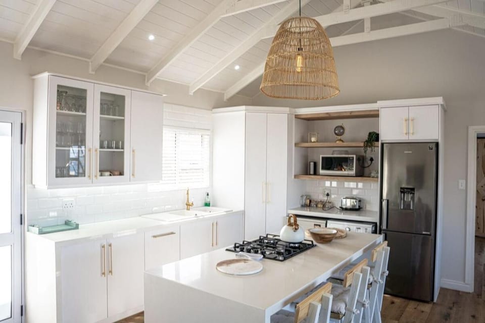 Kitchen or kitchenette, Dining area, stove