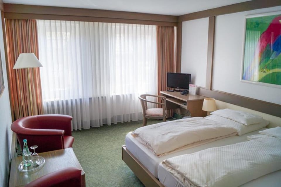 Bed, TV and multimedia, Photo of the whole room, Bedroom