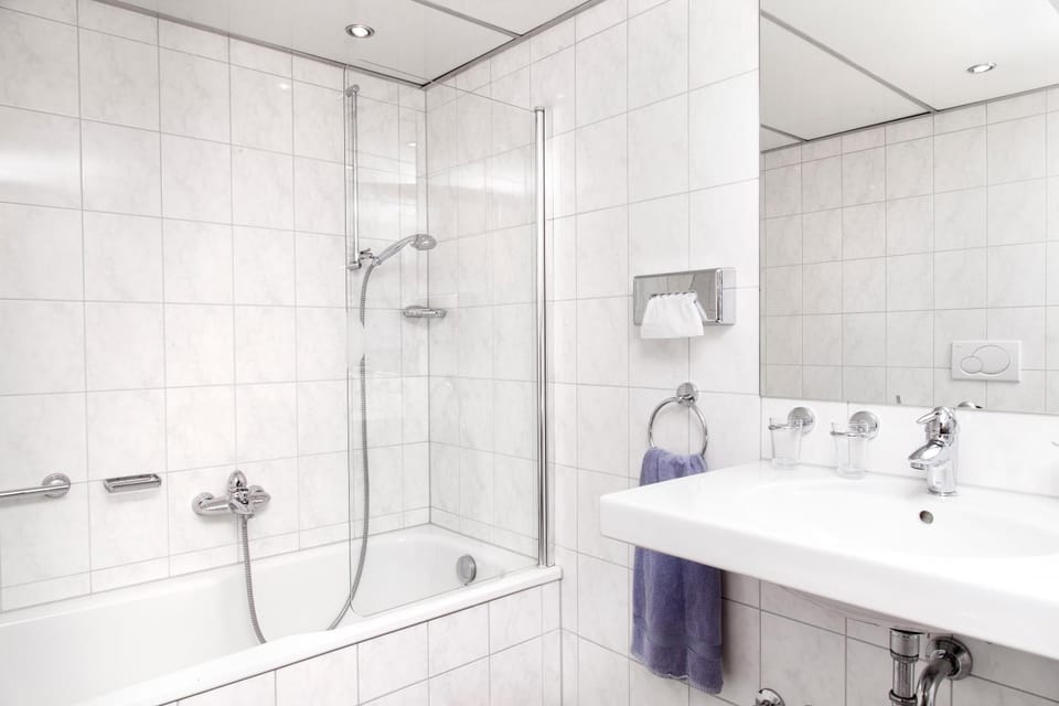 Shower, Bathroom, Bath, towels