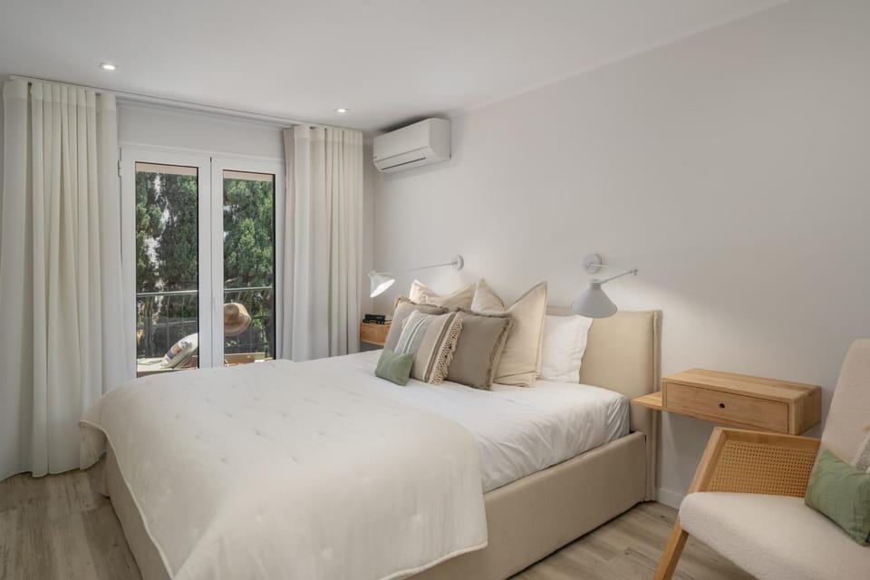 Bed, Bedroom, air conditioner