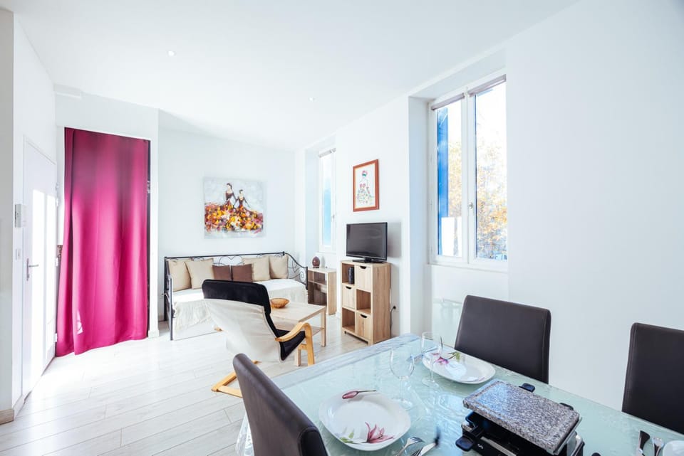 Bed, TV and multimedia, Living room, Seating area, Dining area