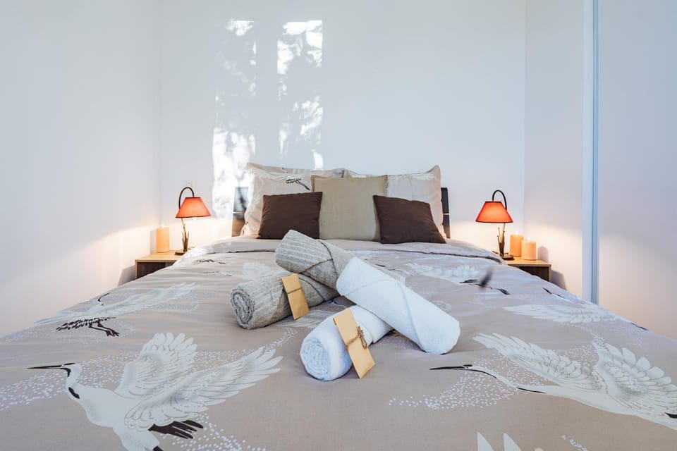 Bed, Photo of the whole room, Bedroom, towels