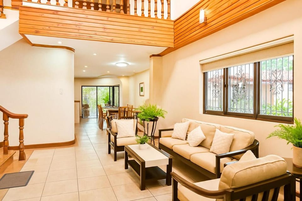 Tagaytay Resthouse with Swimming Pool, Billiards up to 15pax Apartment in Tagaytay