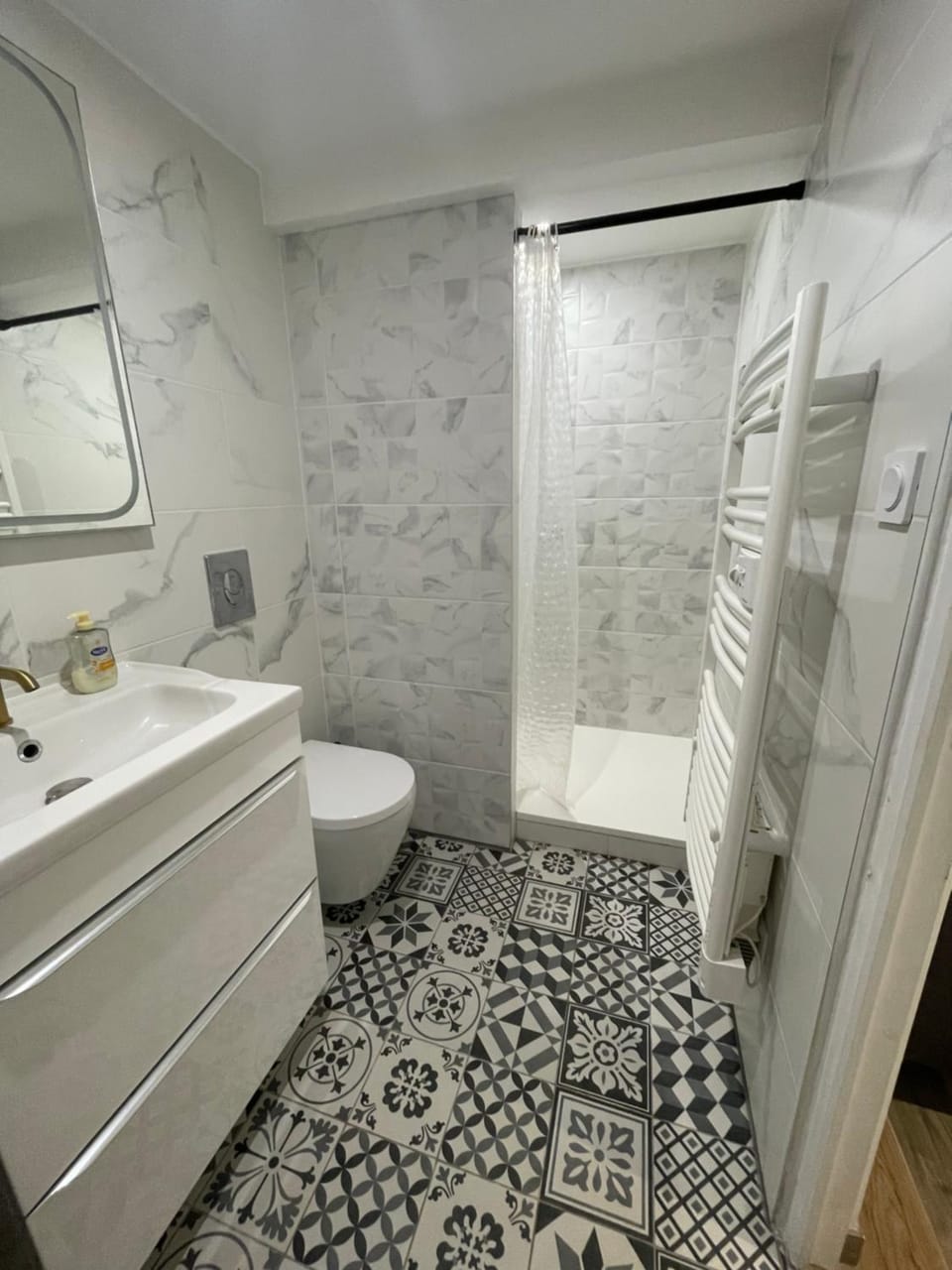 Shower, Toilet, Bathroom, towels