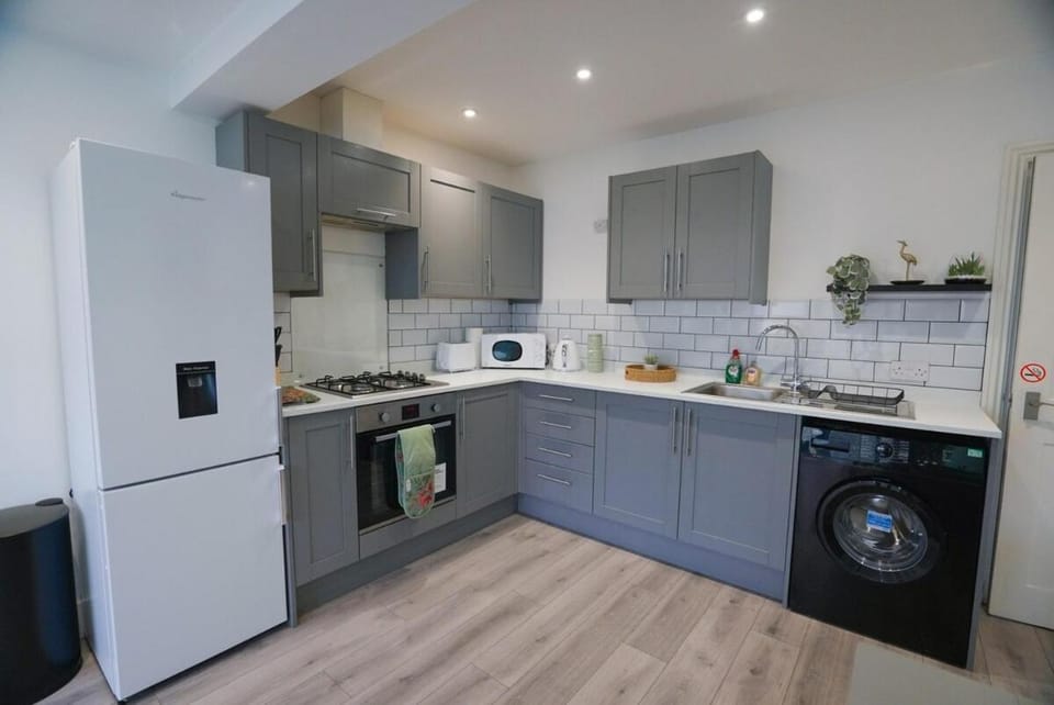 Kitchen or kitchenette, oven, stove, toaster, washing machine