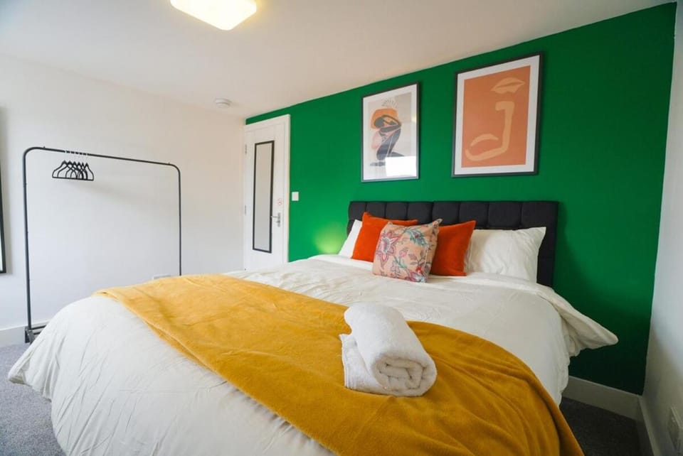 Bed, Bedroom, towels