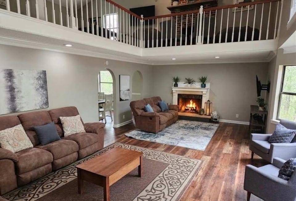 Large Hillside Retreat with Pool and Hot Tub House in Alabama