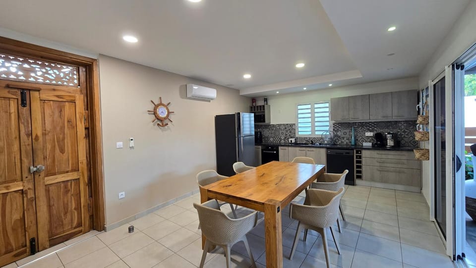 Kitchen or kitchenette, oven