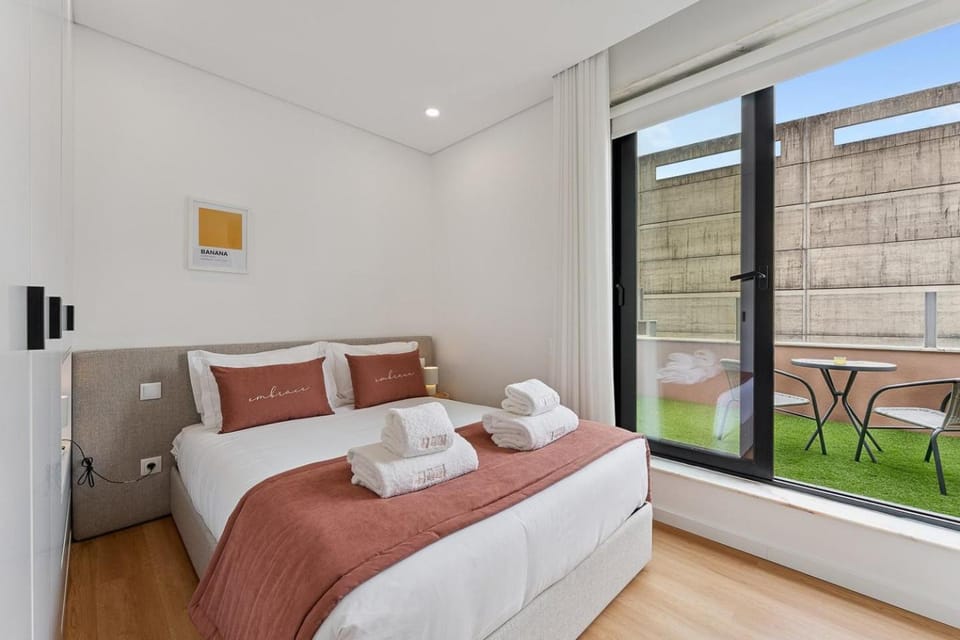 Bed, Bedroom, towels
