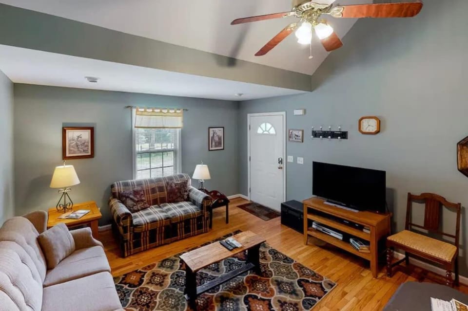 The Loose Moose with a private hot tub House in Georgia