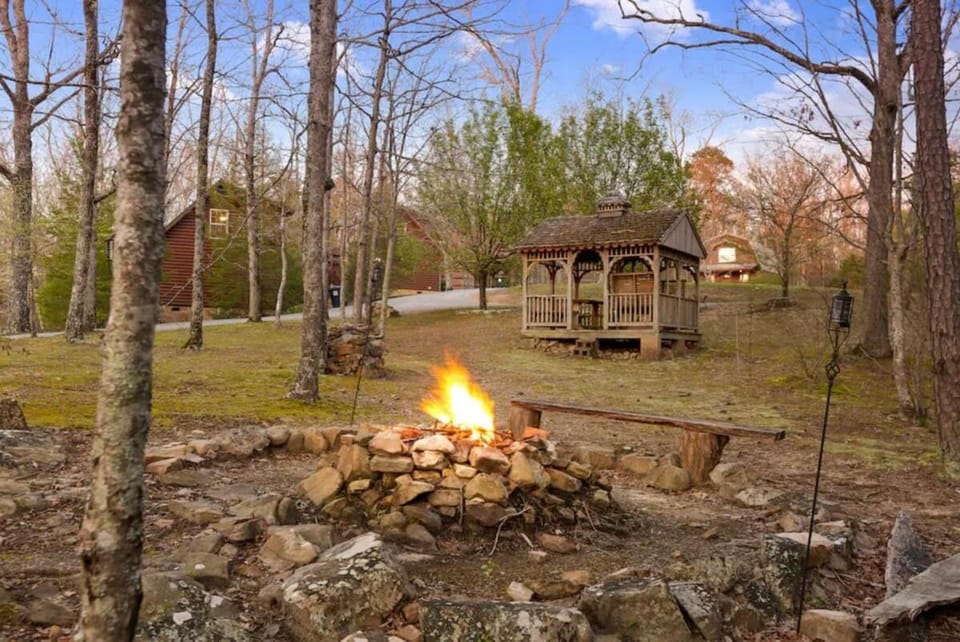 The Loose Moose with a private hot tub House in Georgia