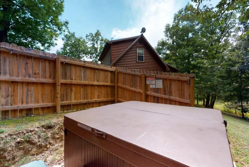 The Loose Moose with a private hot tub House in Georgia