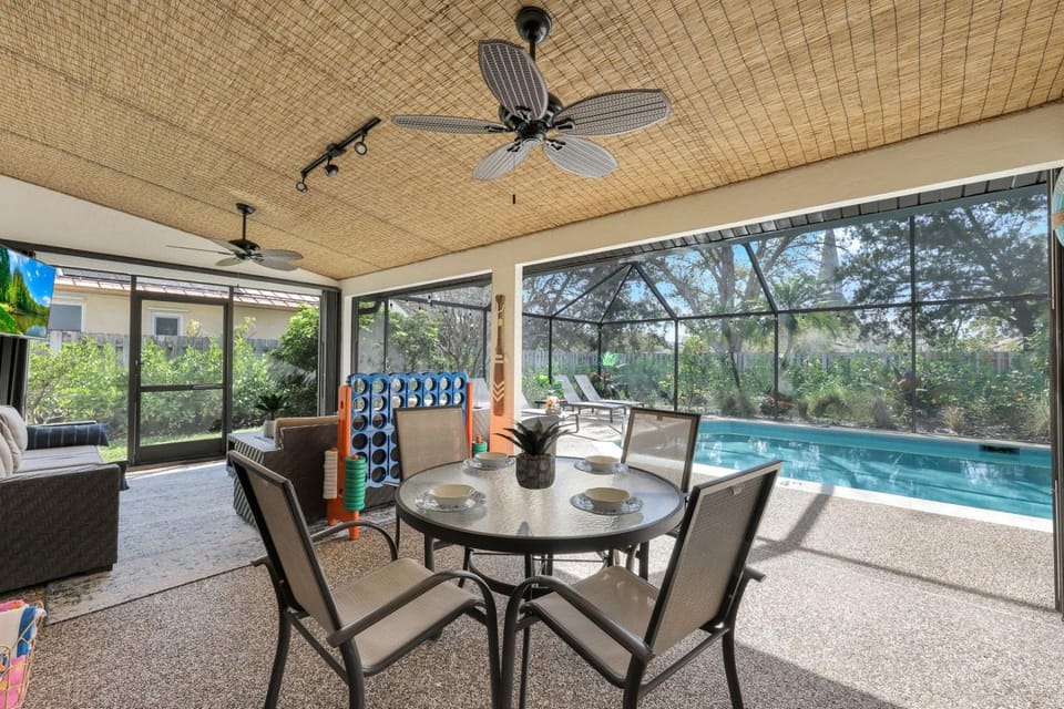 Sunny Naples Escape-Pool Hot Tub-9 min to beach House in North Naples
