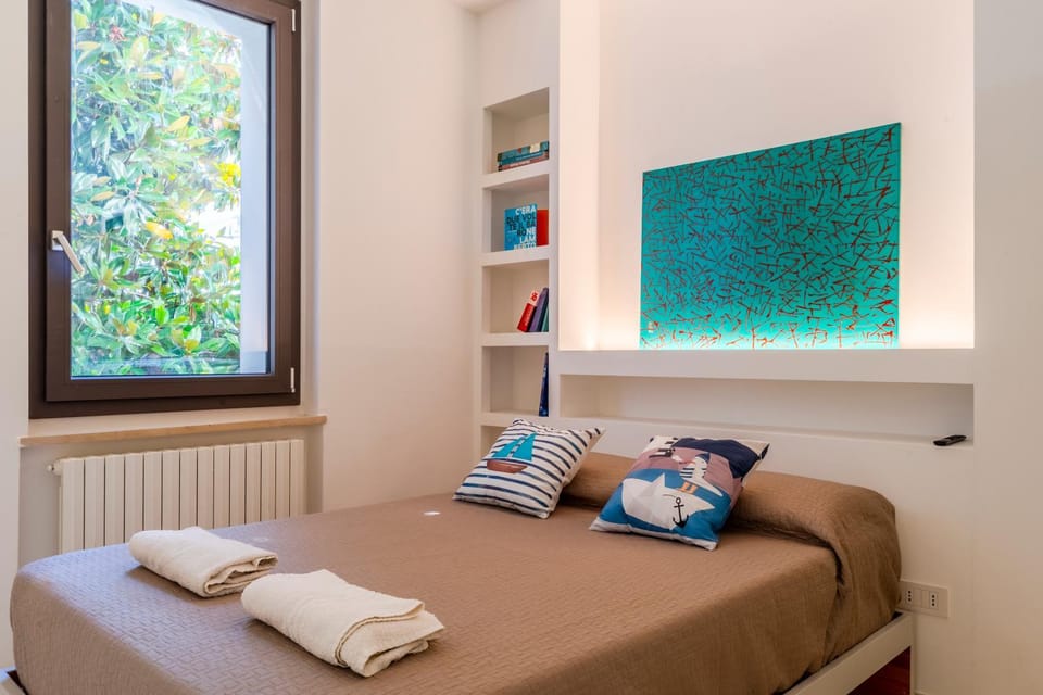 Bed, Photo of the whole room, Bedroom, towels, washing machine, air conditioner
