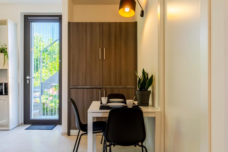 Kitchen or kitchenette, Living room, Seating area, Dining area