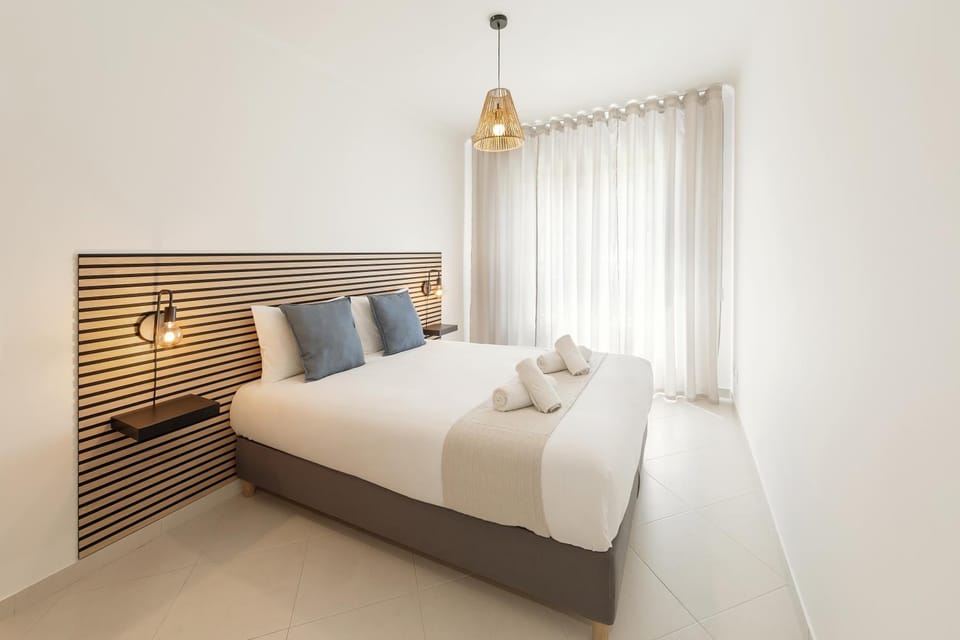 Bed, Bedroom, towels