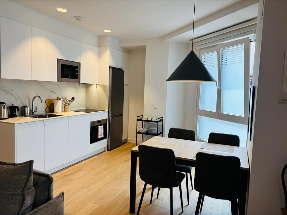 Coffee/tea facilities, Kitchen or kitchenette, Seating area, Dining area, oven, stove