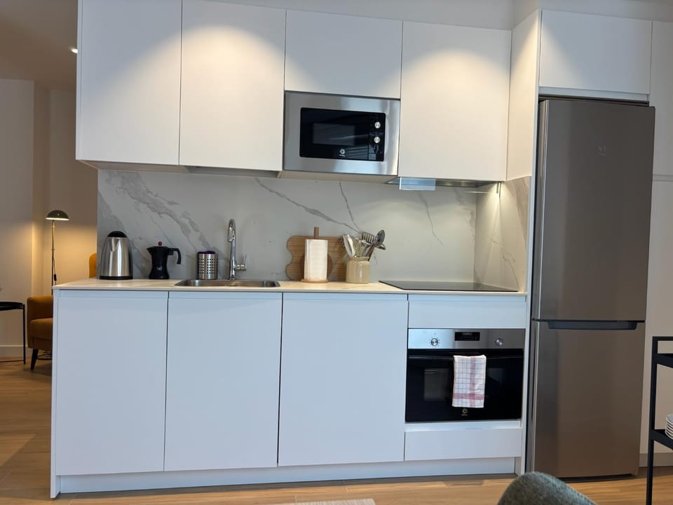 Coffee/tea facilities, Kitchen or kitchenette, dishwasher, oven, stove