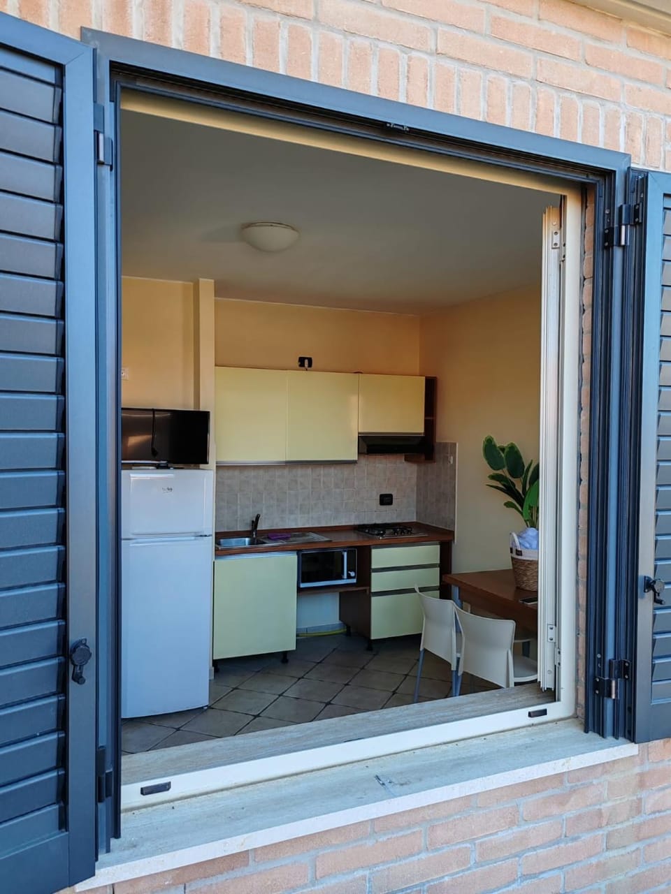 Kitchen or kitchenette, Dining area