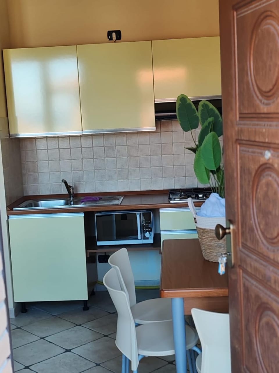 Kitchen or kitchenette, Dining area