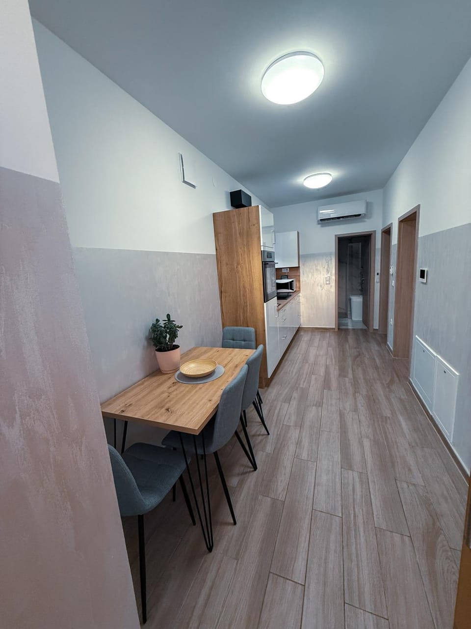 Kitchen or kitchenette, Dining area