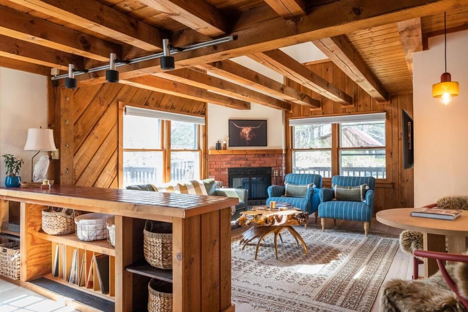 New! Designer 3BR Cabin Walk to Pond Mtn Views Cabin in Peru