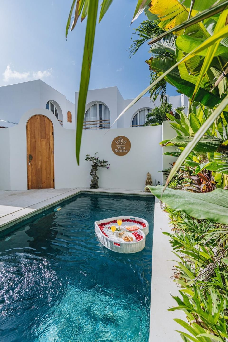 Swimming pool, Breakfast