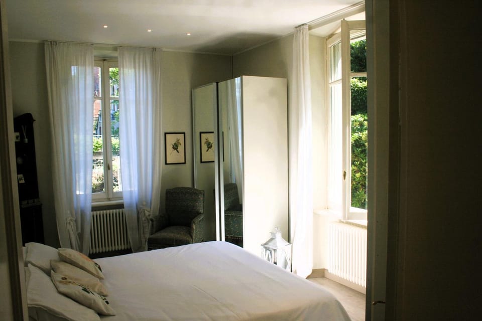 View (from property/room), Bedroom, Garden view, Garden view, locker, wardrobe
