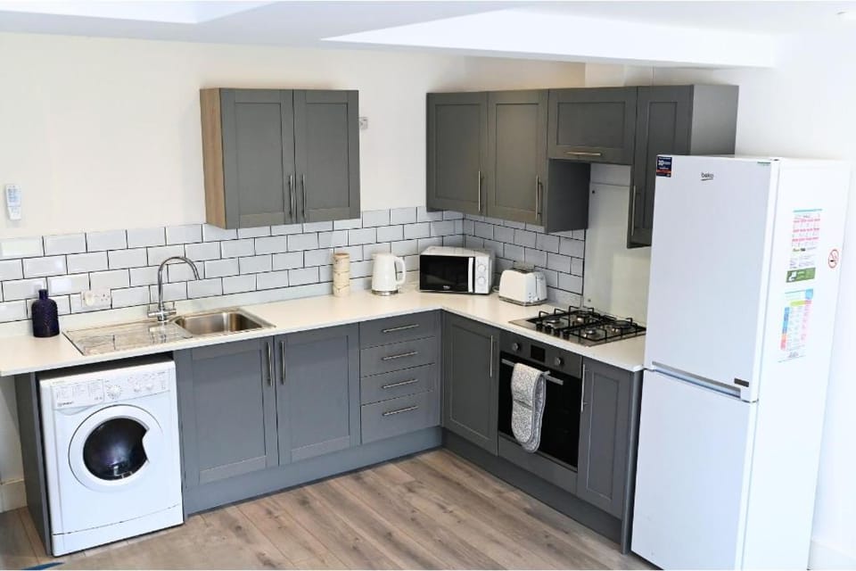 Coffee/tea facilities, Kitchen or kitchenette, oven, stove, toaster, washing machine