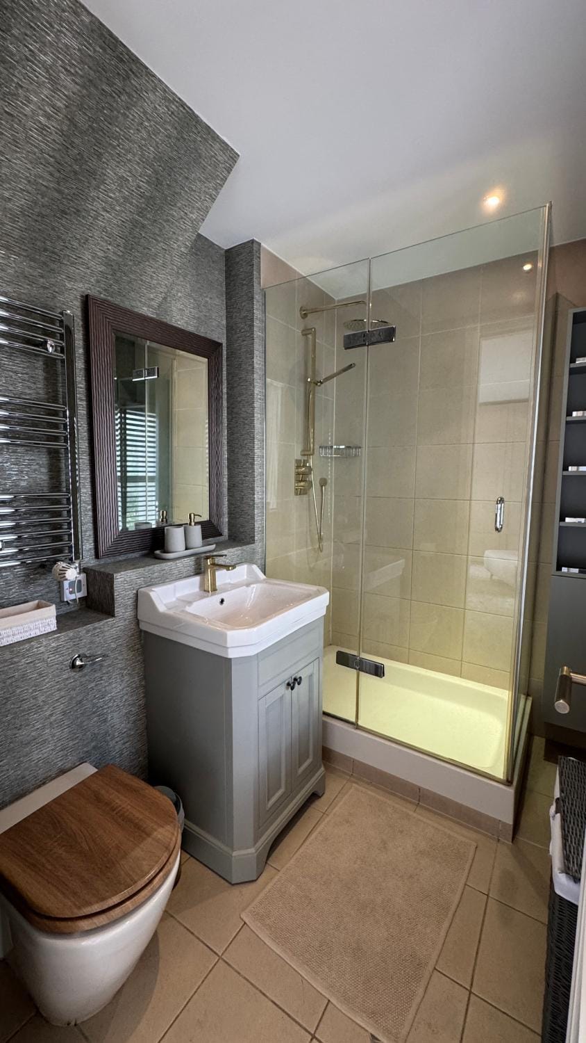 Shower, Toilet, Bathroom, towels
