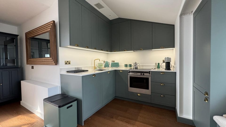 Coffee/tea facilities, Kitchen or kitchenette, dishwasher, oven, stove, toaster