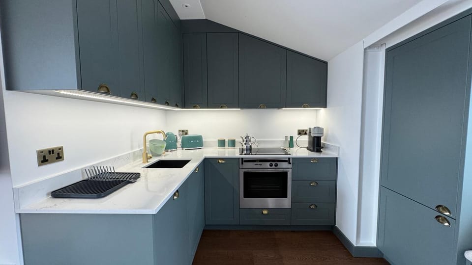 Coffee/tea facilities, Kitchen or kitchenette, dishwasher, oven, stove, toaster