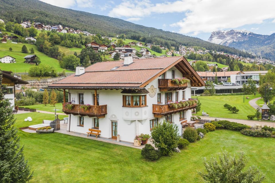 Property building, Spring, Day, Natural landscape, Garden, Garden view