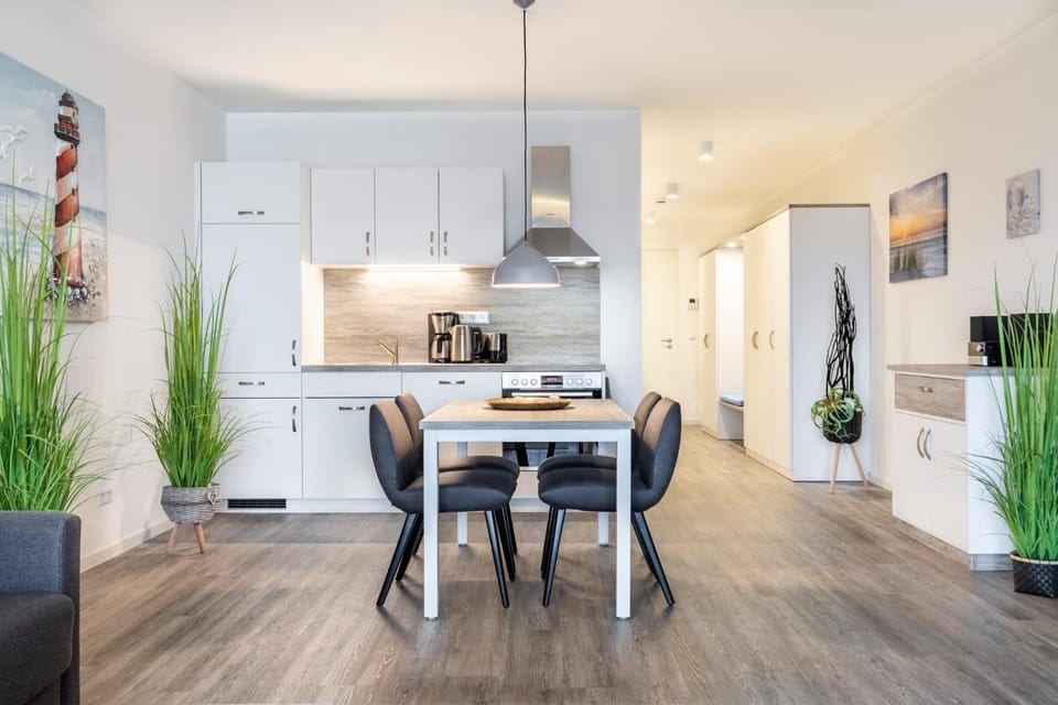 Kitchen or kitchenette, Seating area