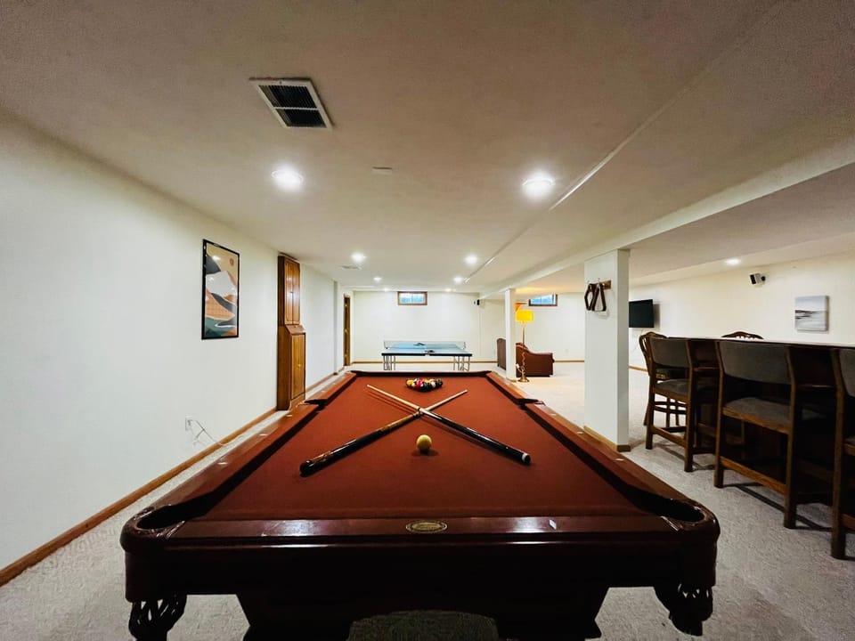 Billiard, Game Room