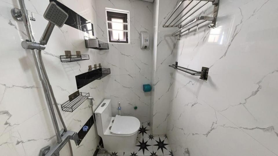 Shower, Toilet, Bathroom, towels
