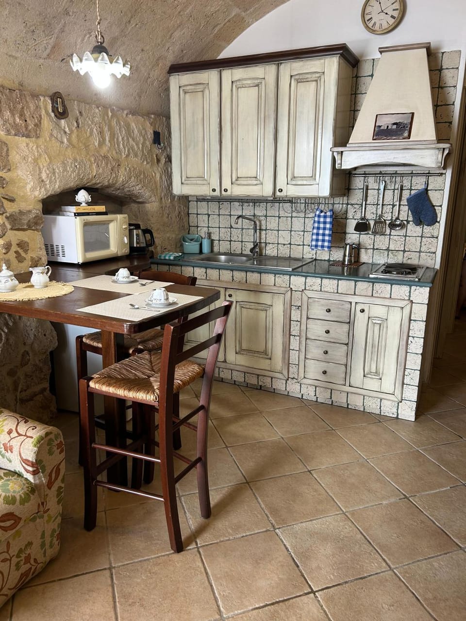 Kitchen or kitchenette, Dining area, stove