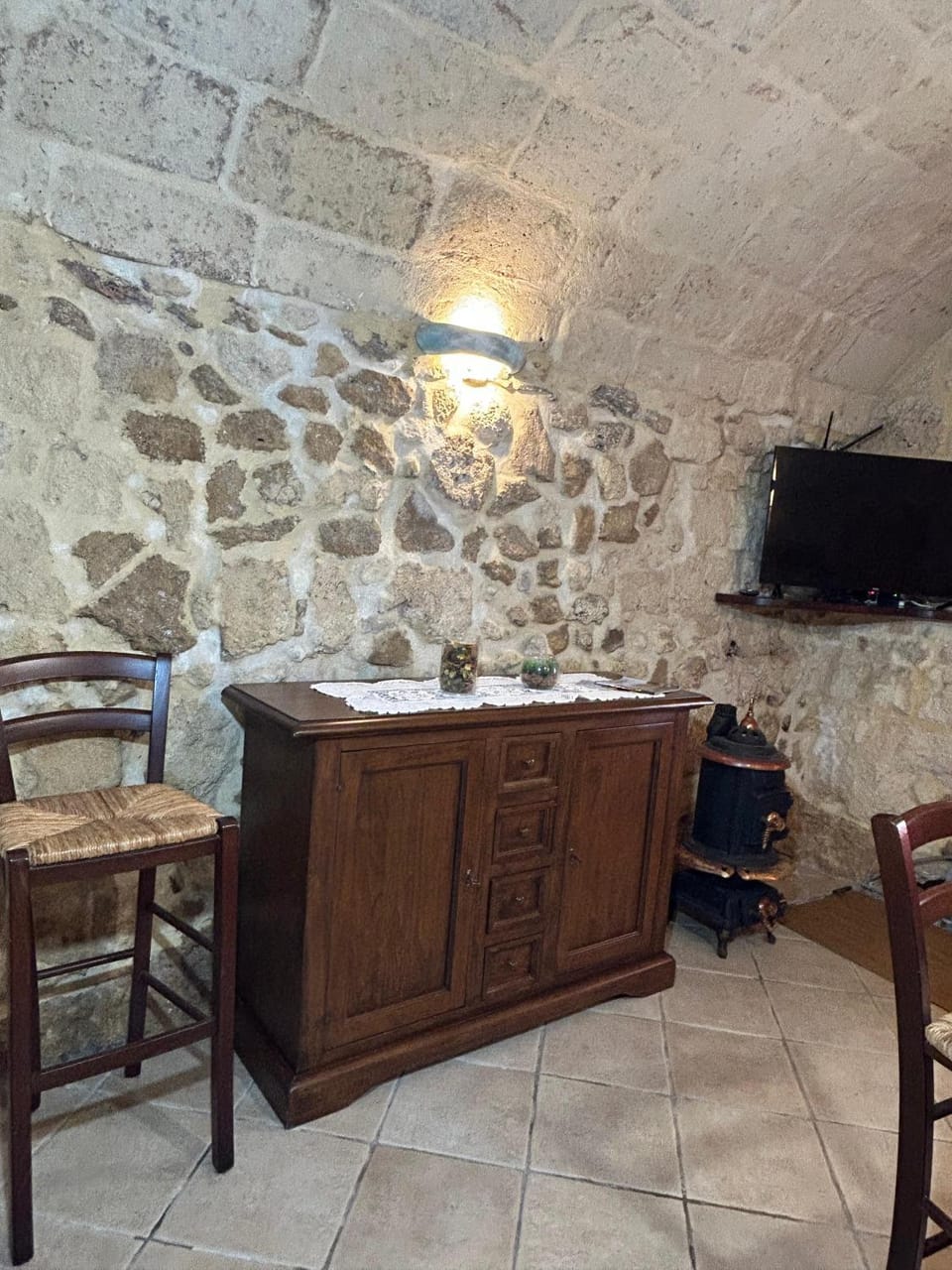 TV and multimedia, Living room, Seating area, Dining area
