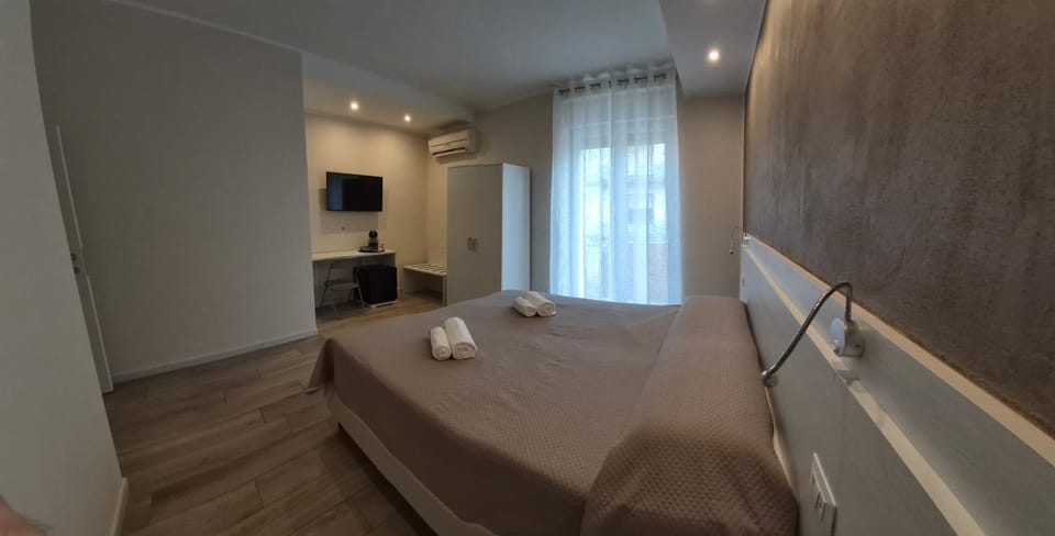 Bed, TV and multimedia, Photo of the whole room, Bedroom